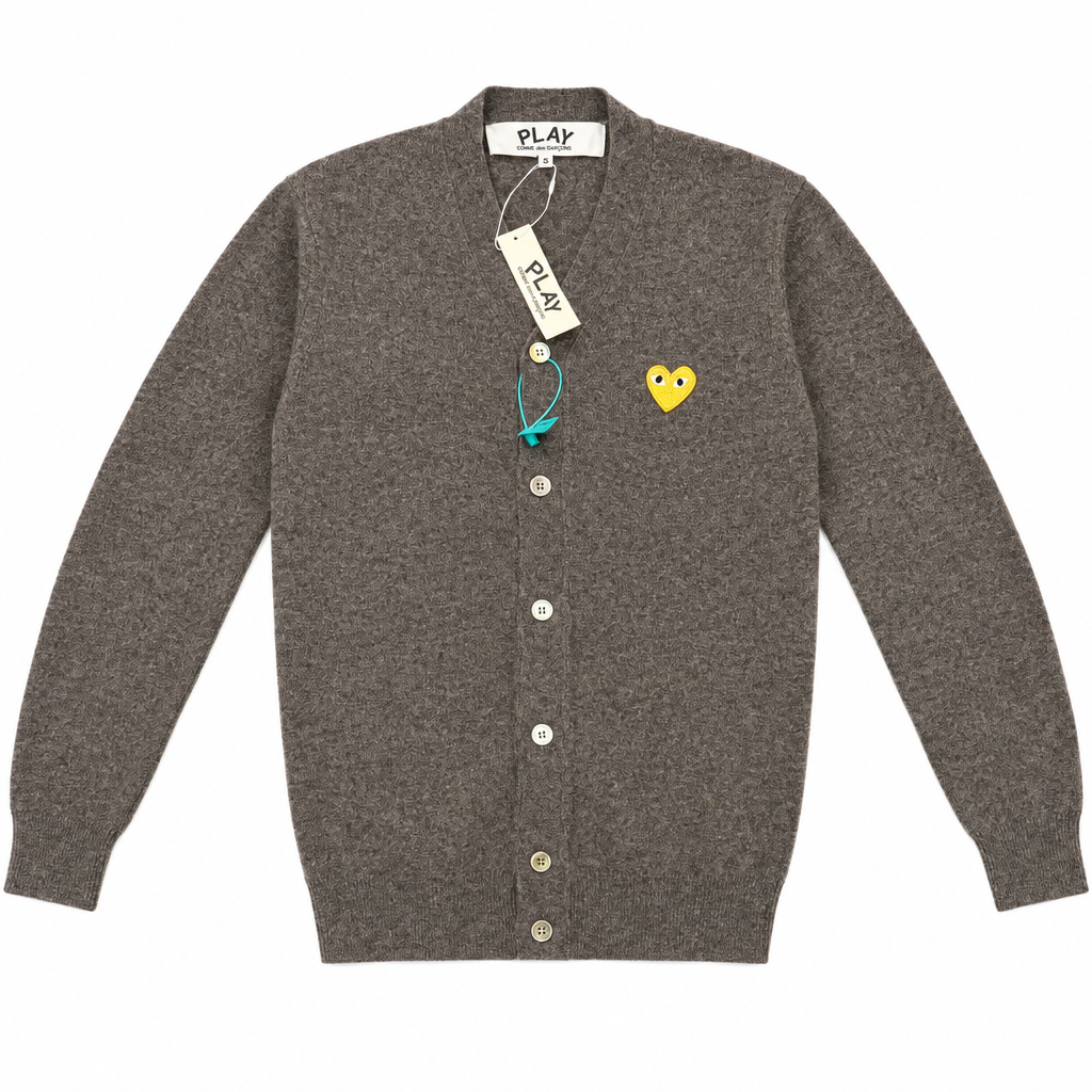 Cardigan chiné à cœur jaune, présentation soignée