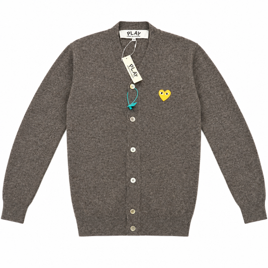 Cardigan chiné à cœur jaune, présentation soignée