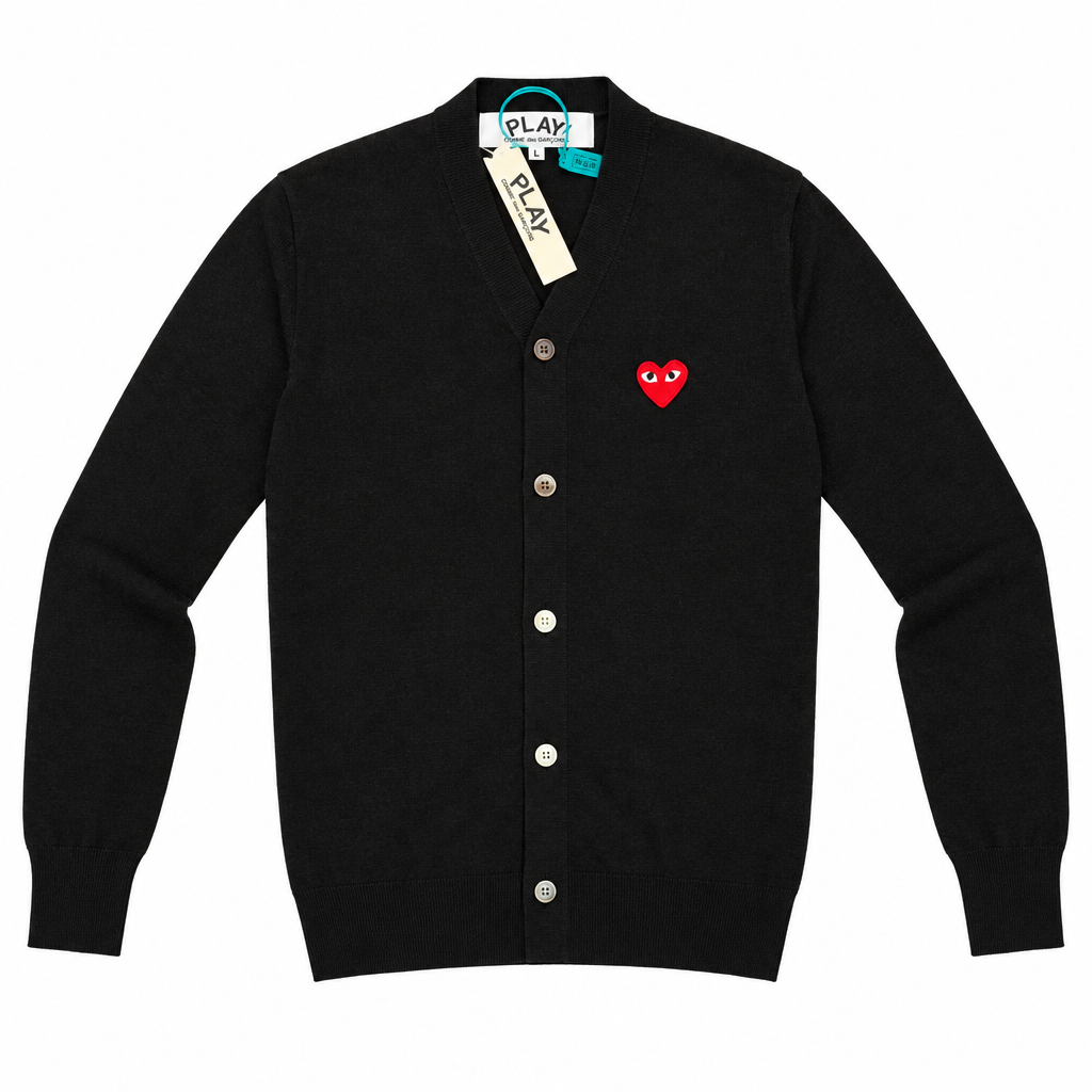 Cardigan noir à cœur rouge, présentation soignée