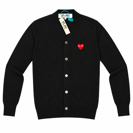 Cardigan noir à cœur rouge, présentation soignée