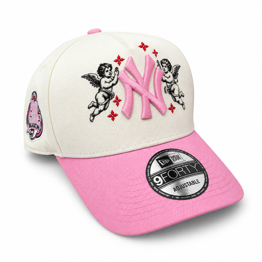 Casquette ivoire et rose NY avec motifs décoratifs