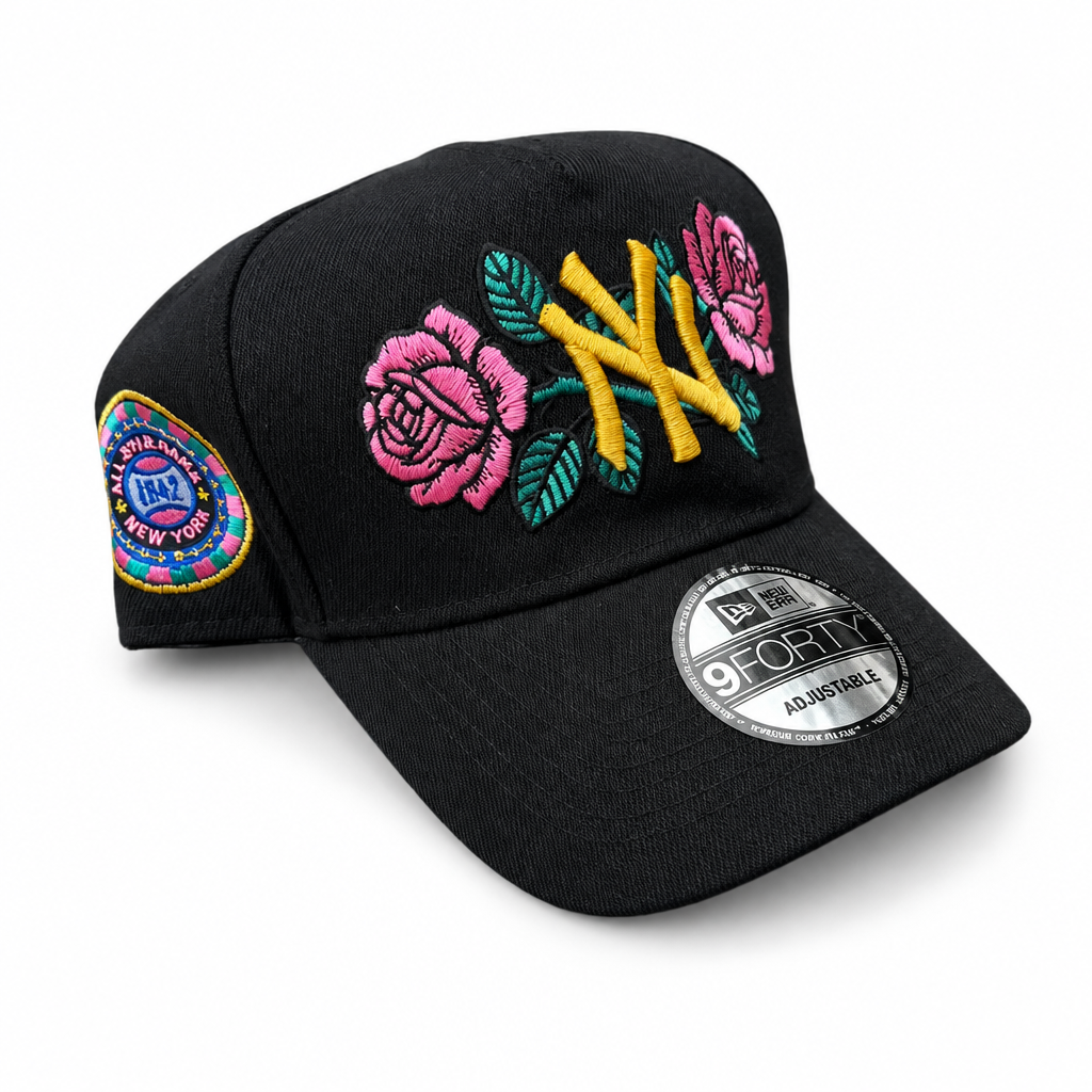 Casquette noire NY jaune avec roses roses