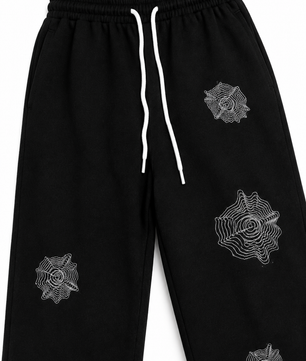 Détail du pantalon ample noir
