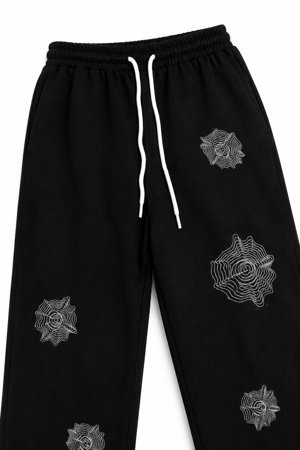 Détail du pantalon ample noir