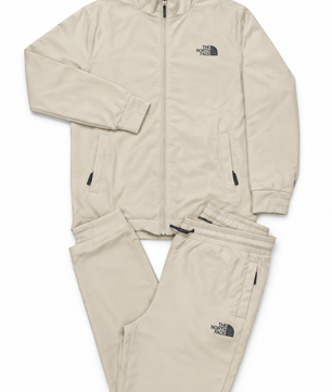 Ensemble beige sur fond blanc