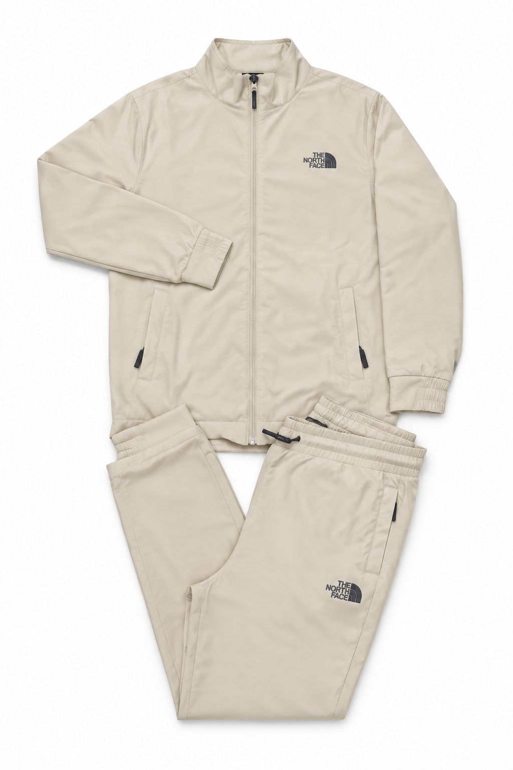 Ensemble beige sur fond blanc