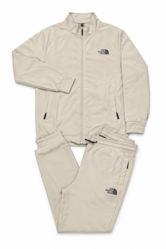 Ensemble beige sur fond blanc