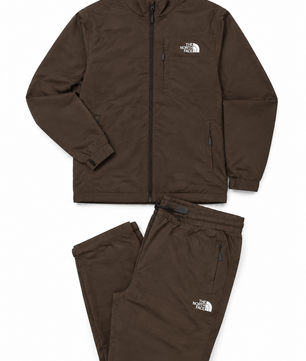 Ensemble marron sur fond blanc