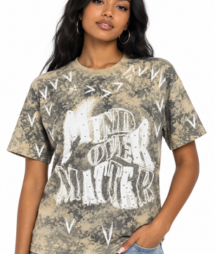 Femme à la peau brune portant le t-shirt beige