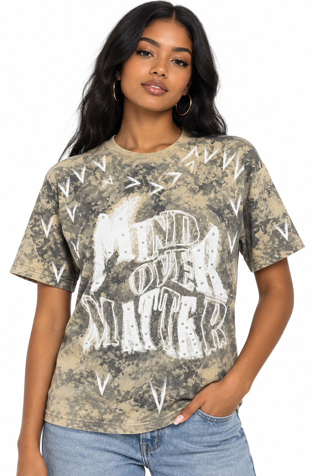 Femme à la peau brune portant le t-shirt beige