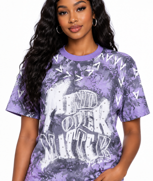 Femme à la peau brune portant le t-shirt violet