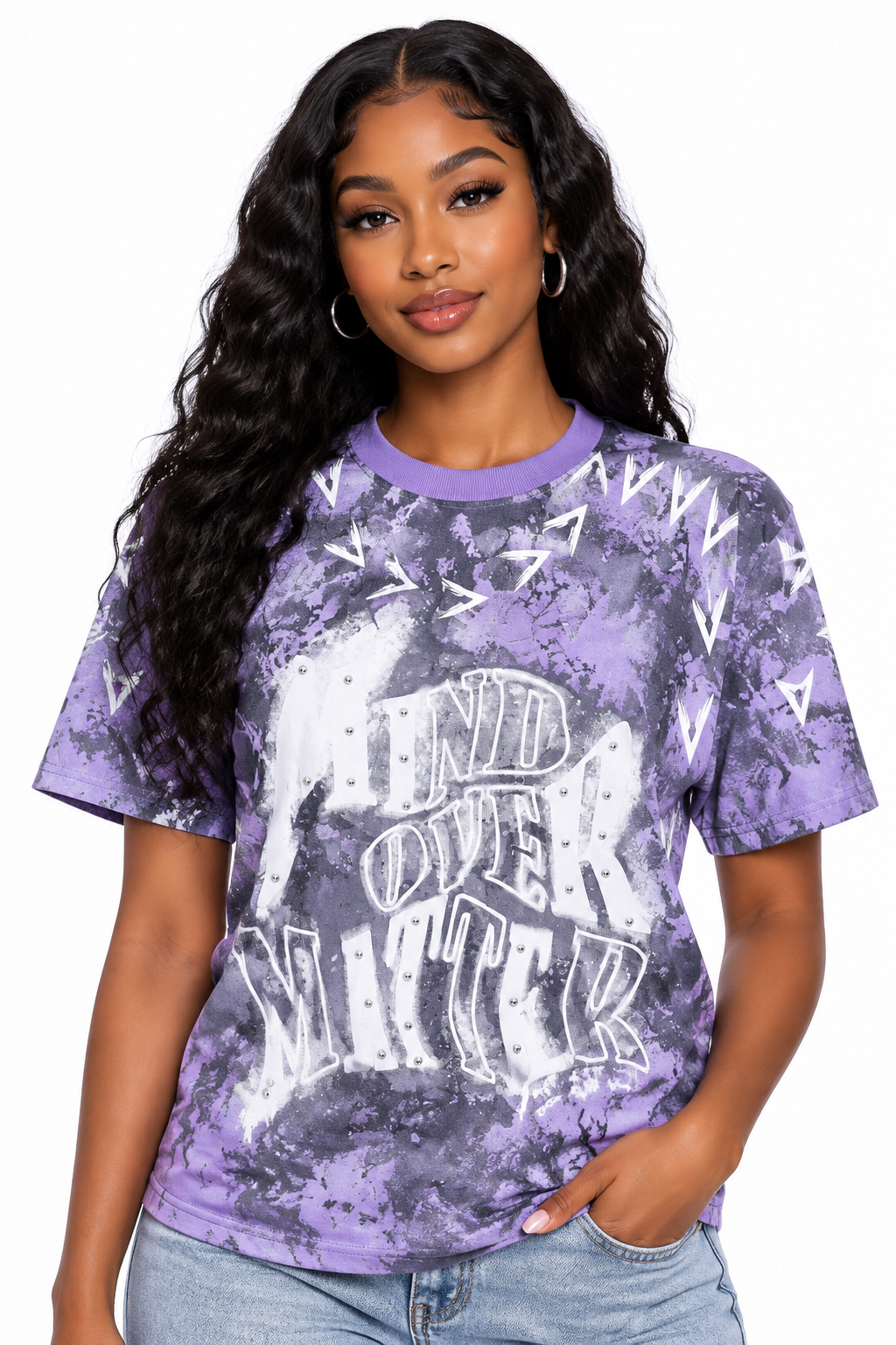 Femme à la peau brune portant le t-shirt violet