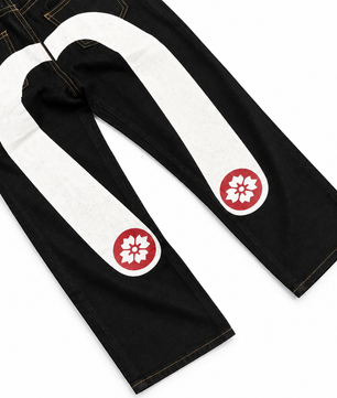 Gros plan des motifs du pantalon