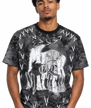Homme à la peau brune portant le t-shirt noir/gris