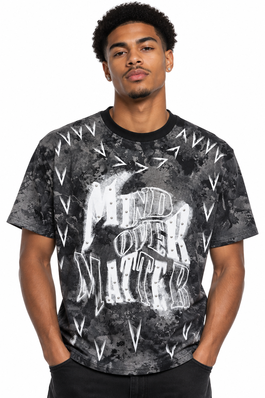 Homme à la peau brune portant le t-shirt noir/gris