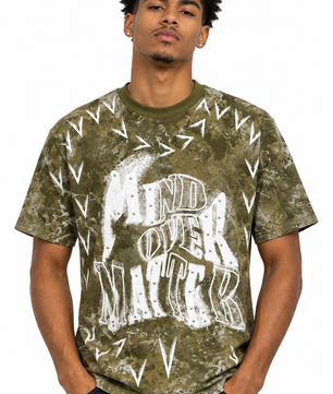 Homme à la peau brune portant le t-shirt vert olive