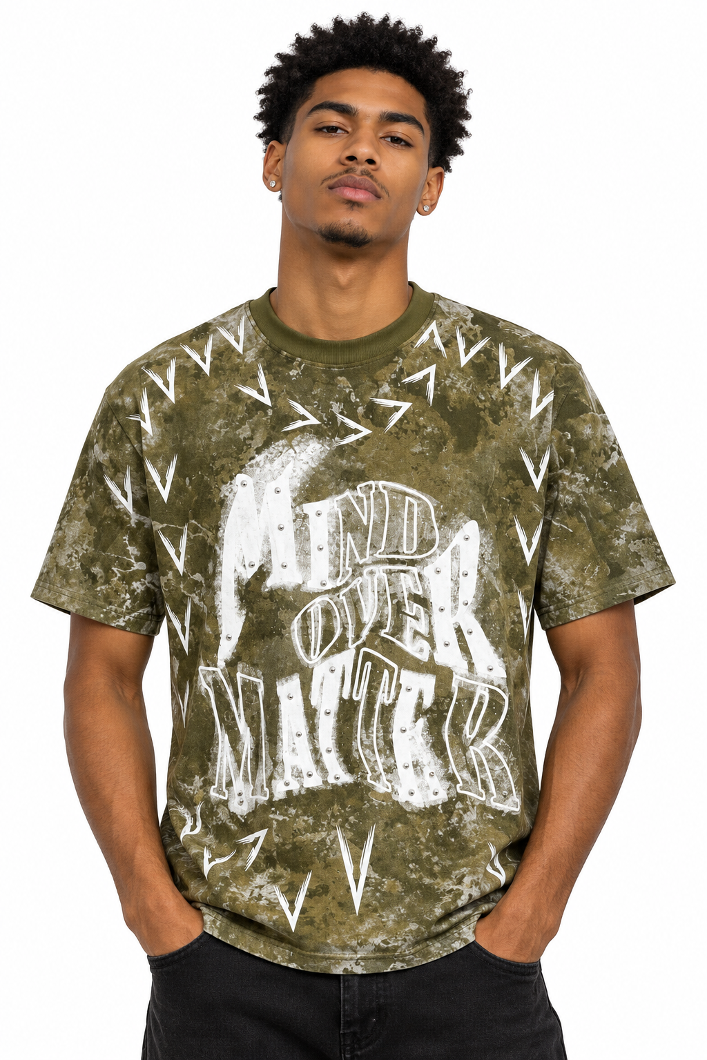 Homme à la peau brune portant le t-shirt vert olive