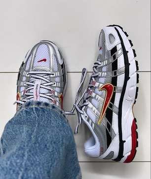 Nike P-6000 – Argent Métallique/Rouge