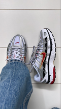 Nike P-6000 – Argent Métallique/Rouge