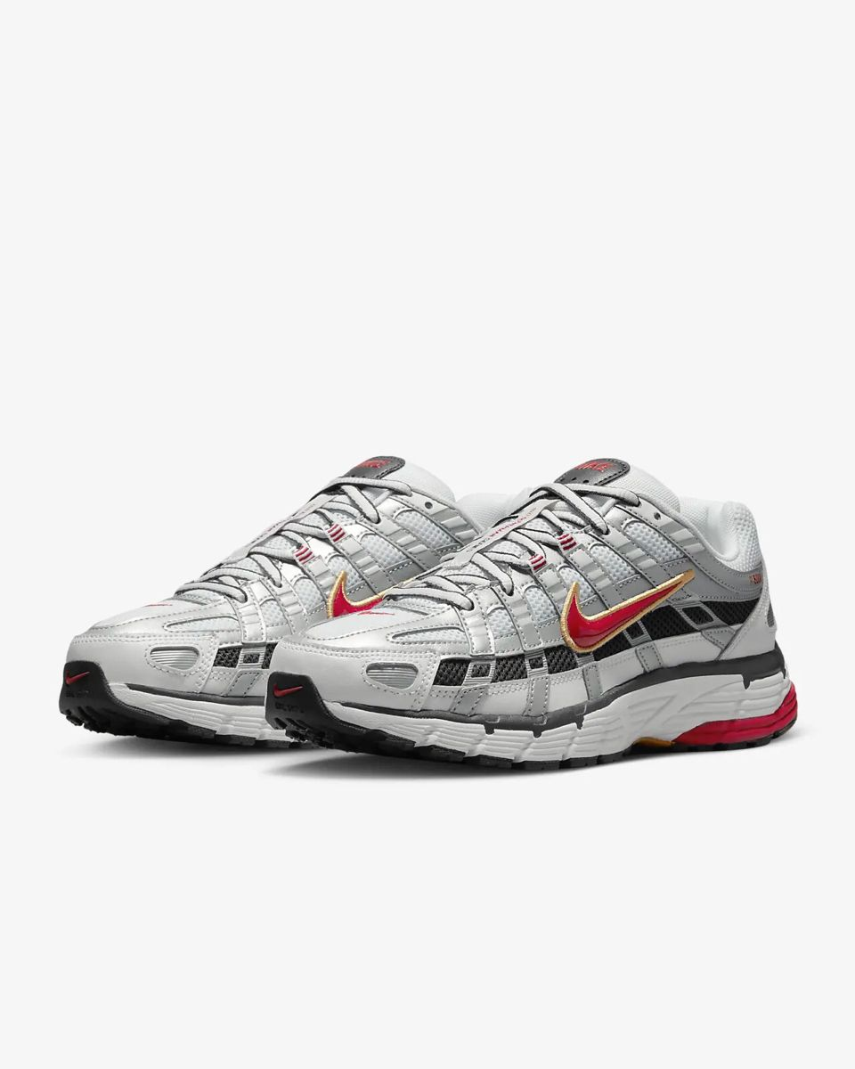 Nike P-6000 – Argent Métallique/Rouge