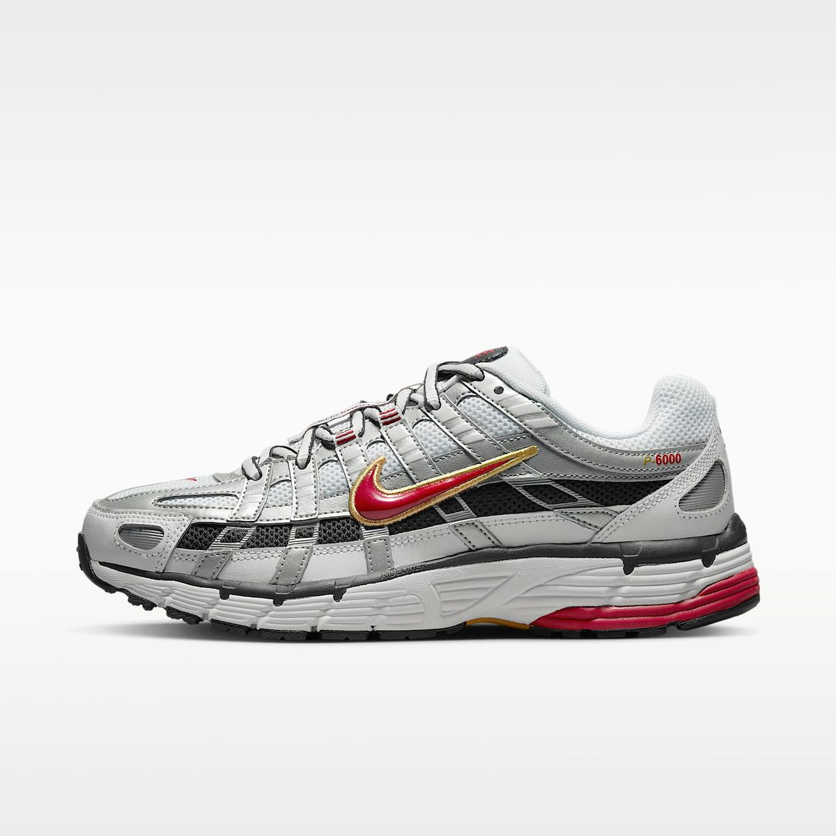 Nike P-6000 – Argent Métallique/Rouge