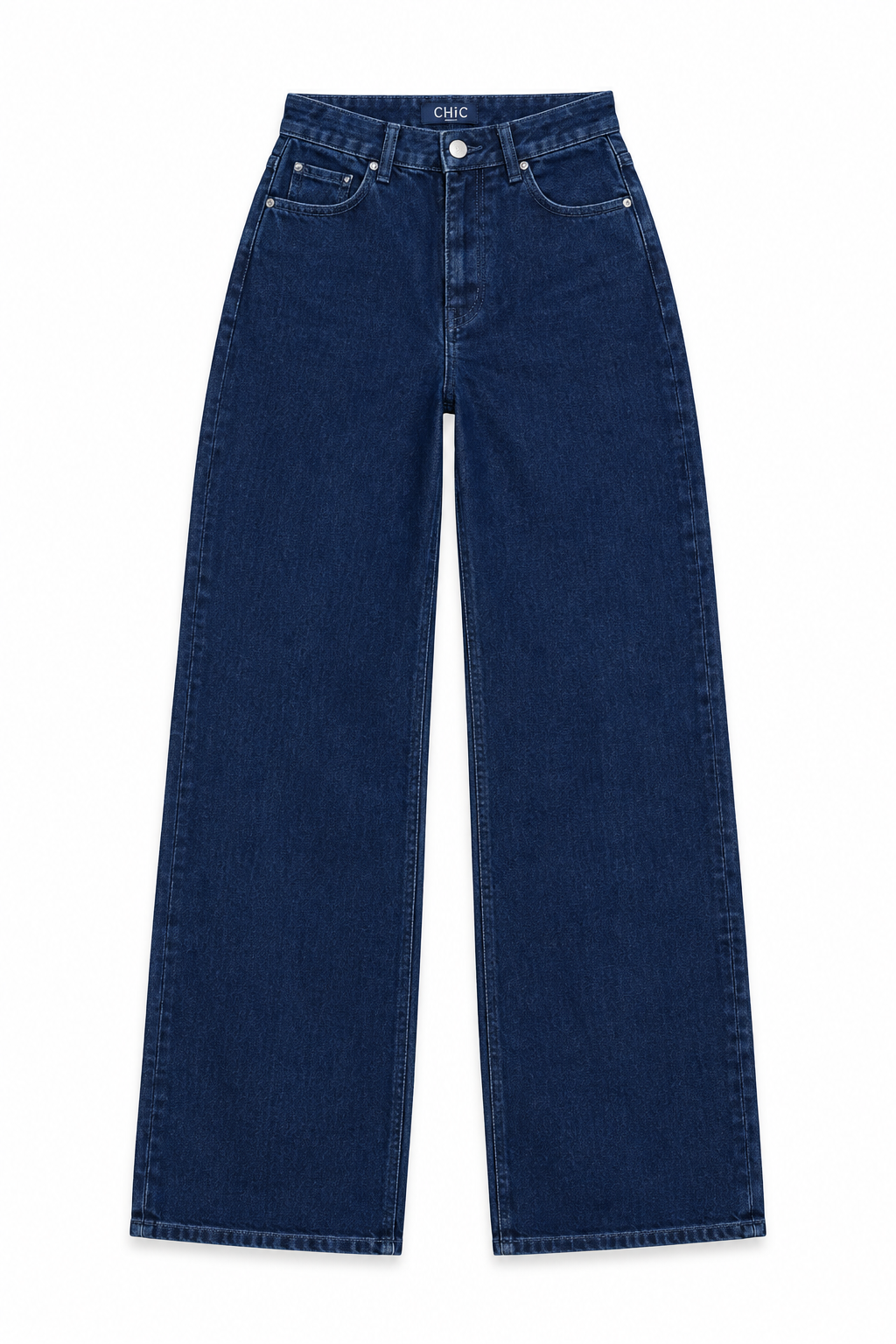 Jean bleu indigo sur fond blanc