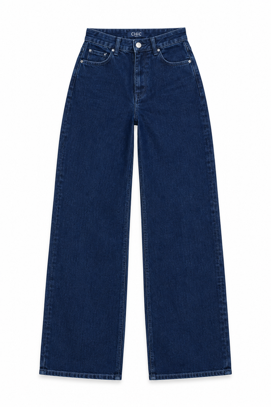Jean bleu indigo sur fond blanc