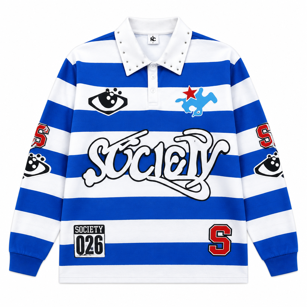 Polo bleu et blanc sur fond blanc