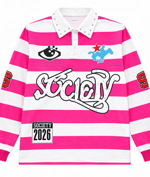 Polo rose et blanc sur fond blanc