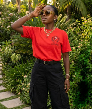 T-shirts rouge et blanc.