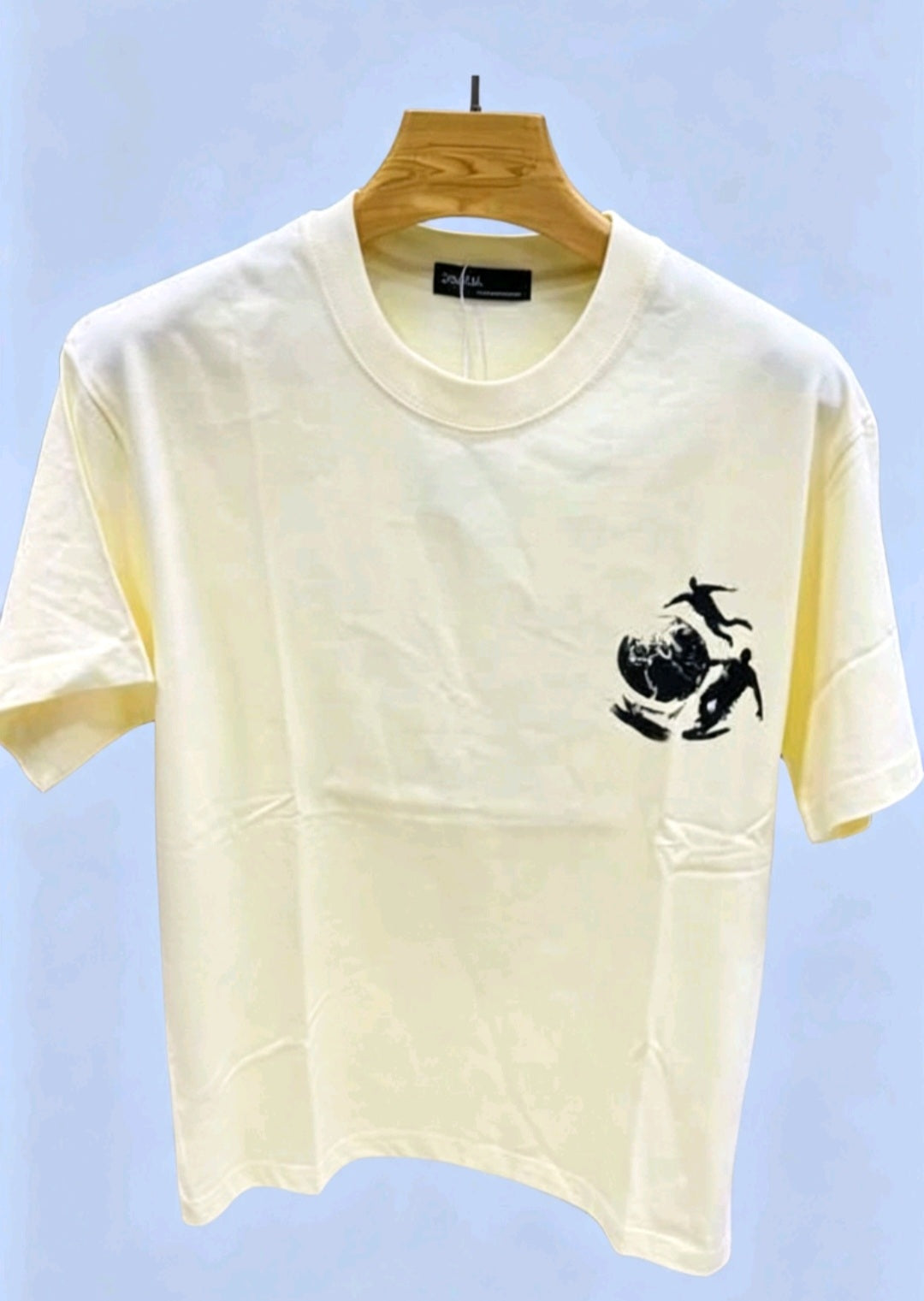 T-shirts jaune.