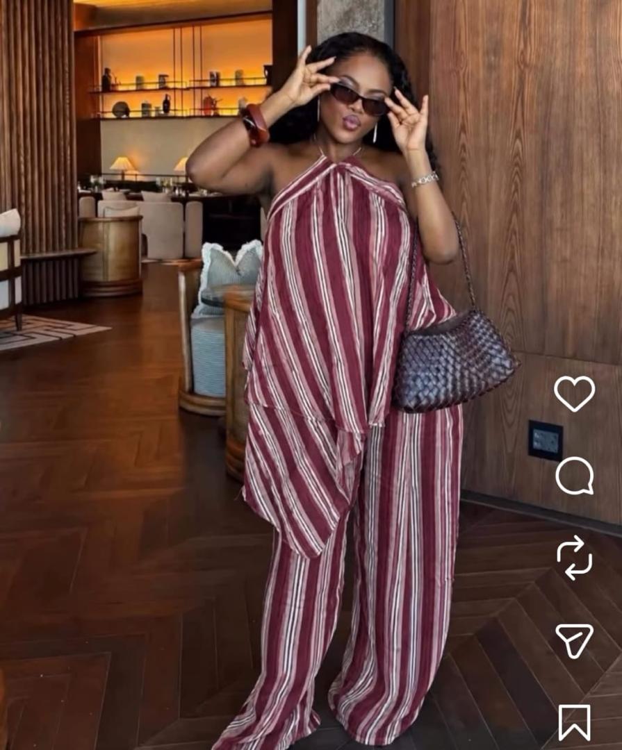 Ensemble fluide bordeaux à fines rayures, haut drapé et pantalon large