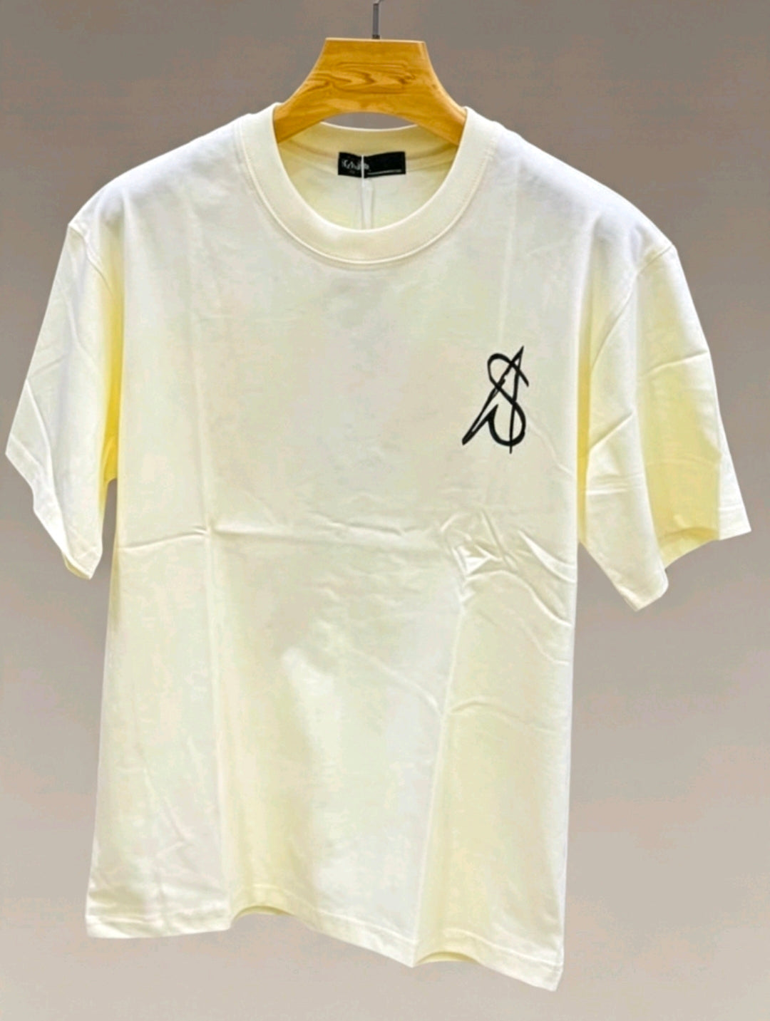 T-shirts jaune.