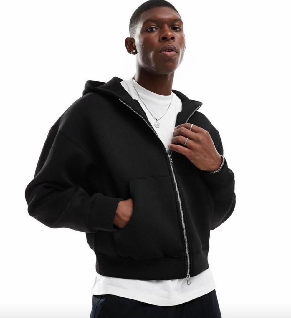 Pull noir à capuche