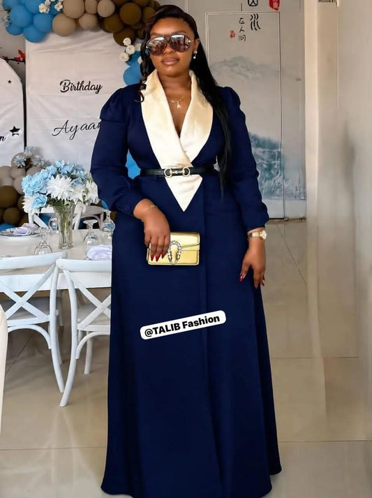 Robe longue bleu marine à large col écru et ceinture