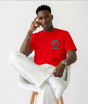 T-shirts rouge et blanc.
