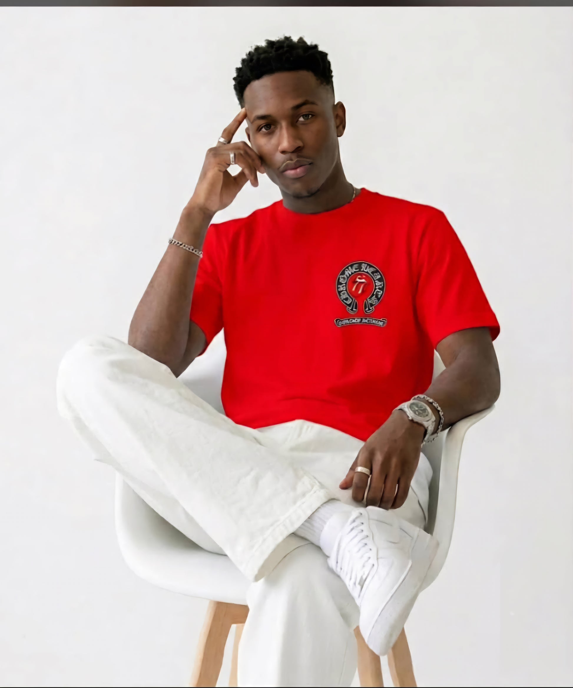 T-shirts rouge et blanc.