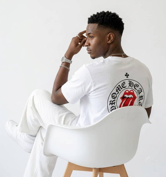 T-shirts rouge et blanc.