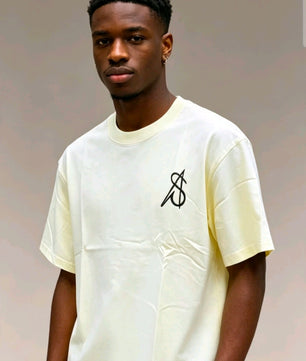 T-shirts jaune.