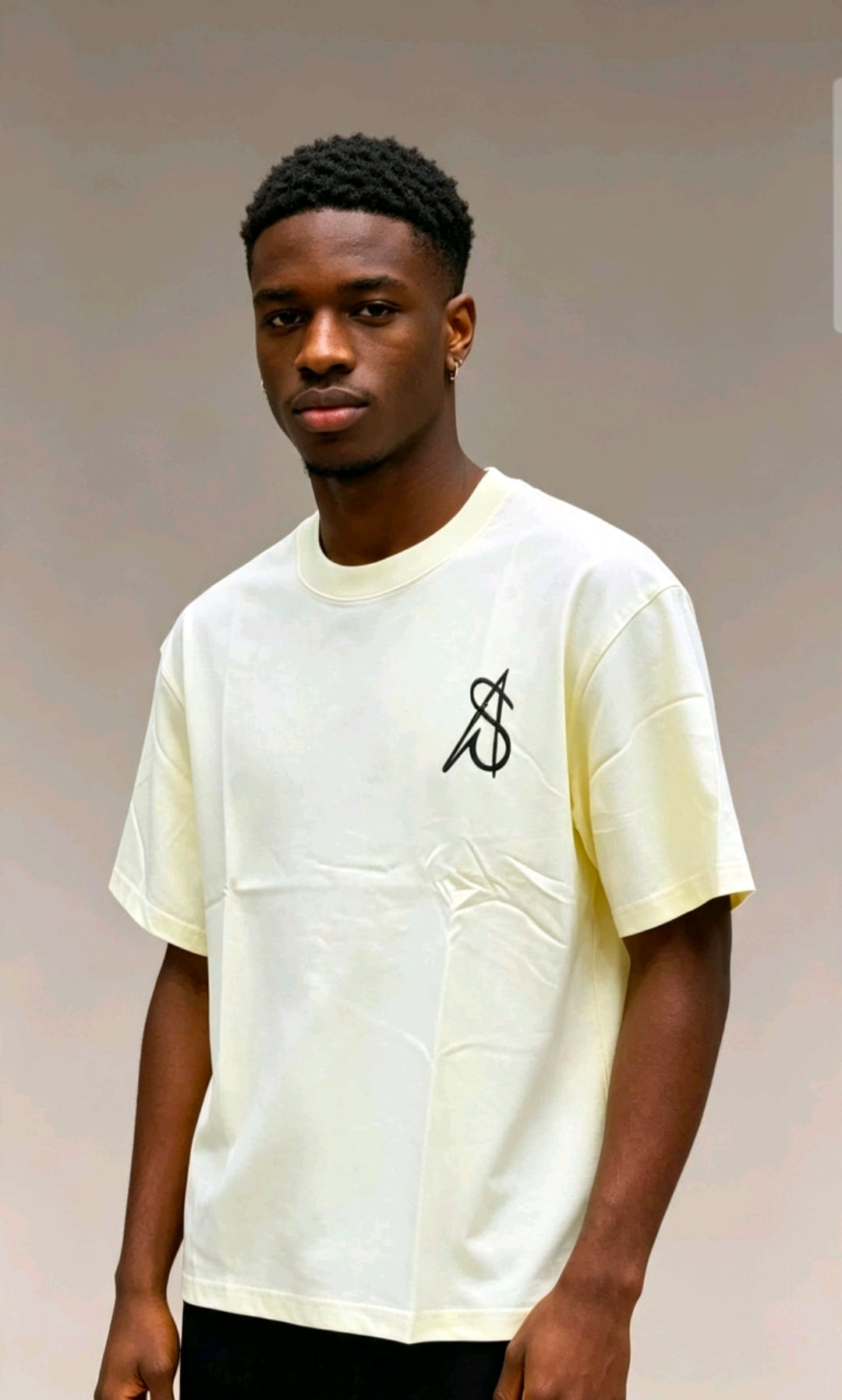 T-shirts jaune.