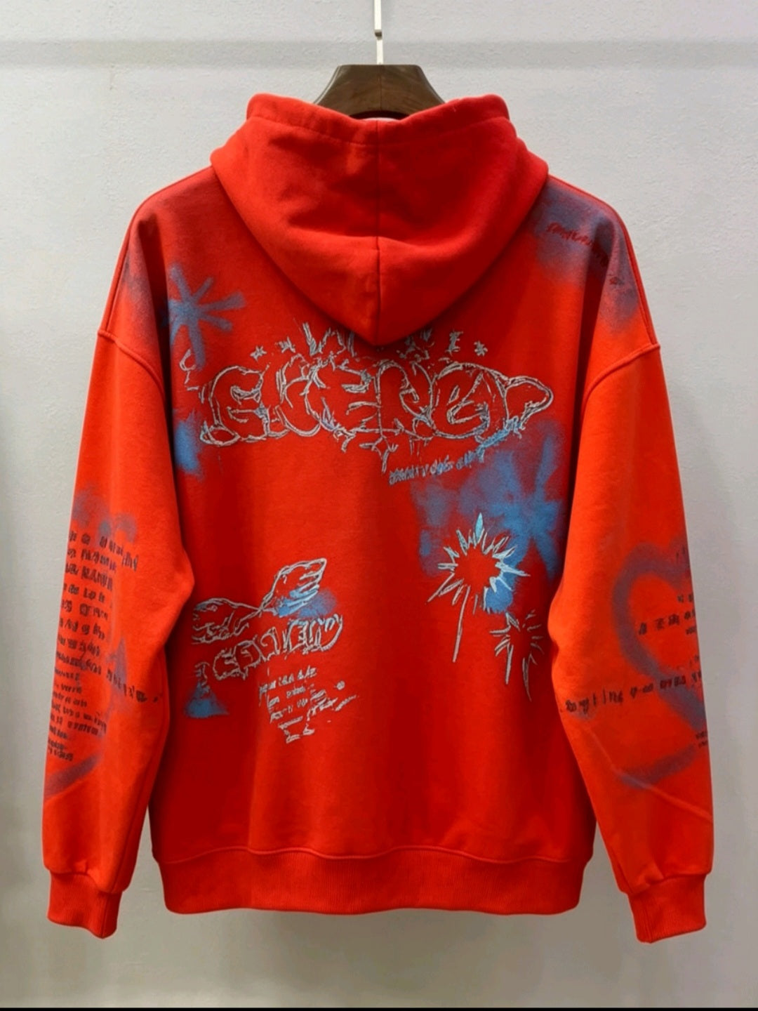 Pull rouge graffiti