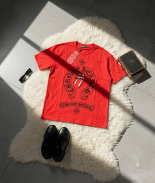 T-shirts rouge et blanc.
