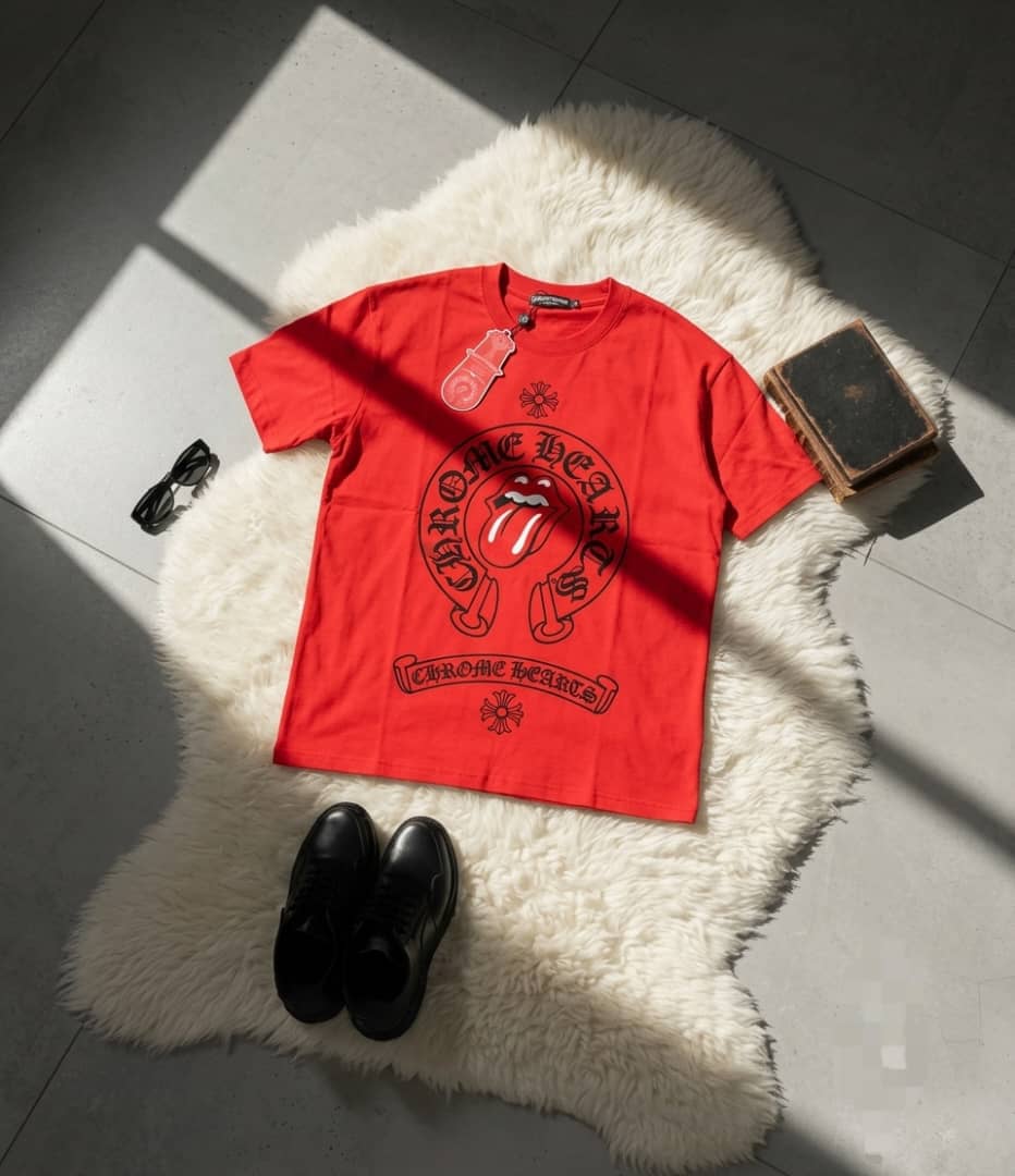 T-shirts rouge et blanc.