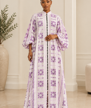 Robe imprimée, intérieur élégant