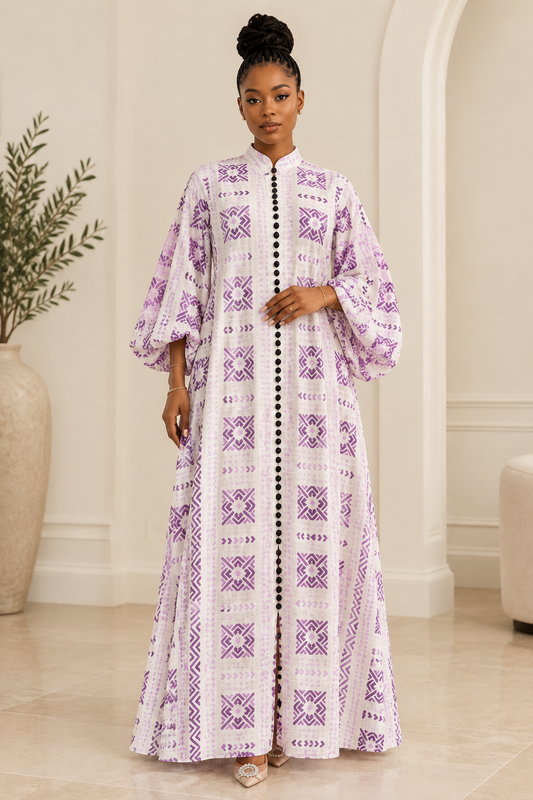 Robe imprimée, intérieur élégant