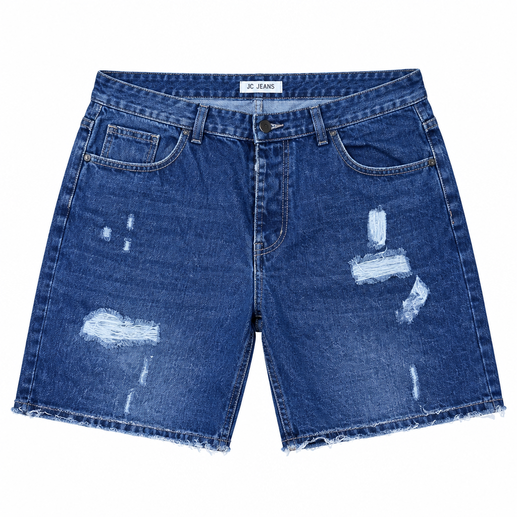 Short bleu déchiré sur fond blanc