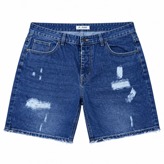 Short bleu déchiré sur fond blanc