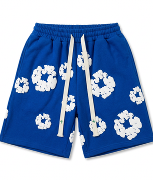 Short bleu royal sur fond blanc