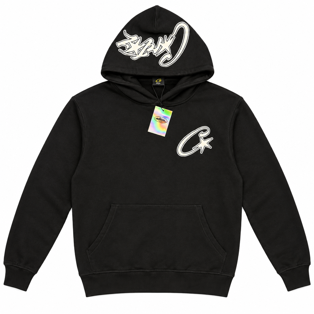 Sweat noir à motifs blancs, présentation soignée