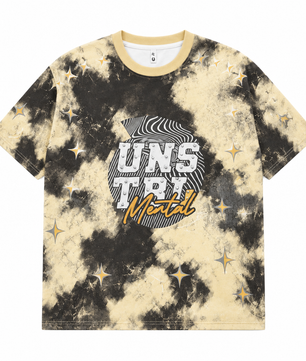 T-shirt beige sur fond blanc